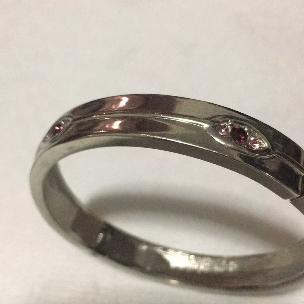 Fancy silver bangle bracelet with pink stone - Picture 3 of 7